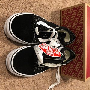 NWT Old Skool Vans (Back/White)